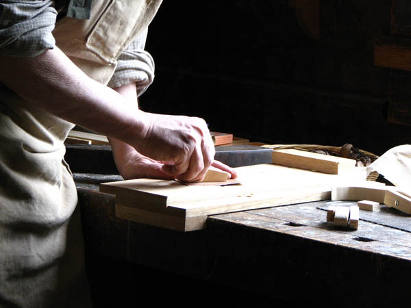 Nacemos de la influencia y formación  heredada en el sector de la <strong>carpintería de madera y ebanistería  en Pujerra.</strong>